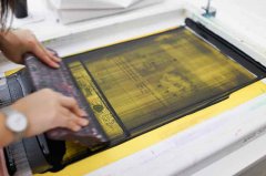 Ink screen printing squeegee pressure and angle adjustment skills