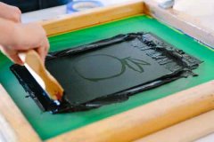 What are the advantages of screen printing process?