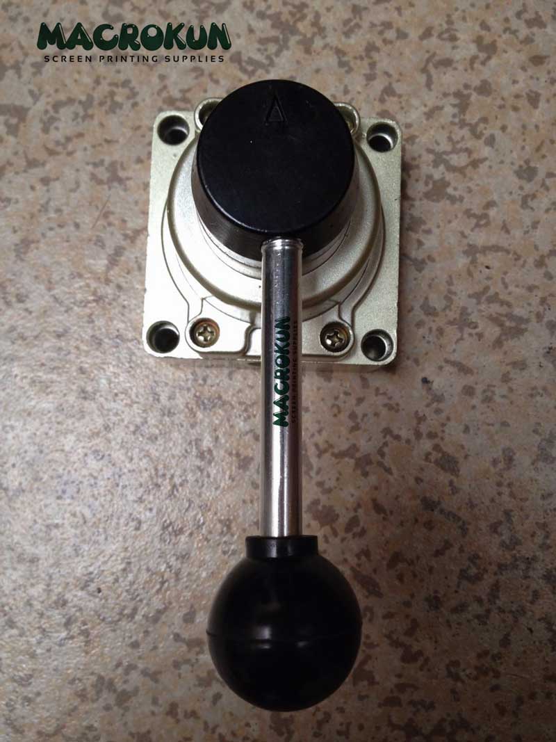 Manual valve switch