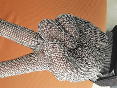 Chainmail glove features flexibility.